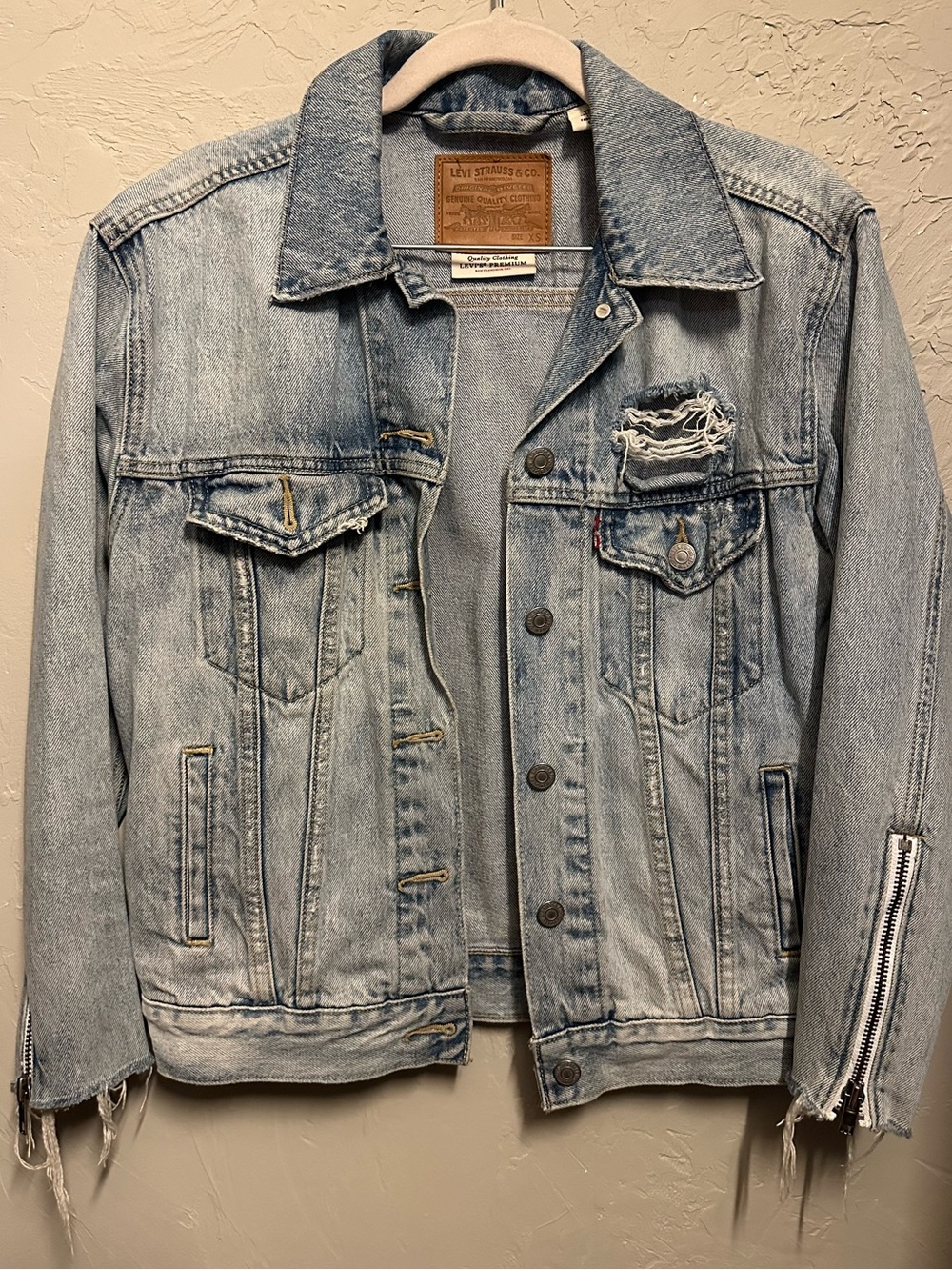 Light wash Levi’s Denim Jacket - xsmall